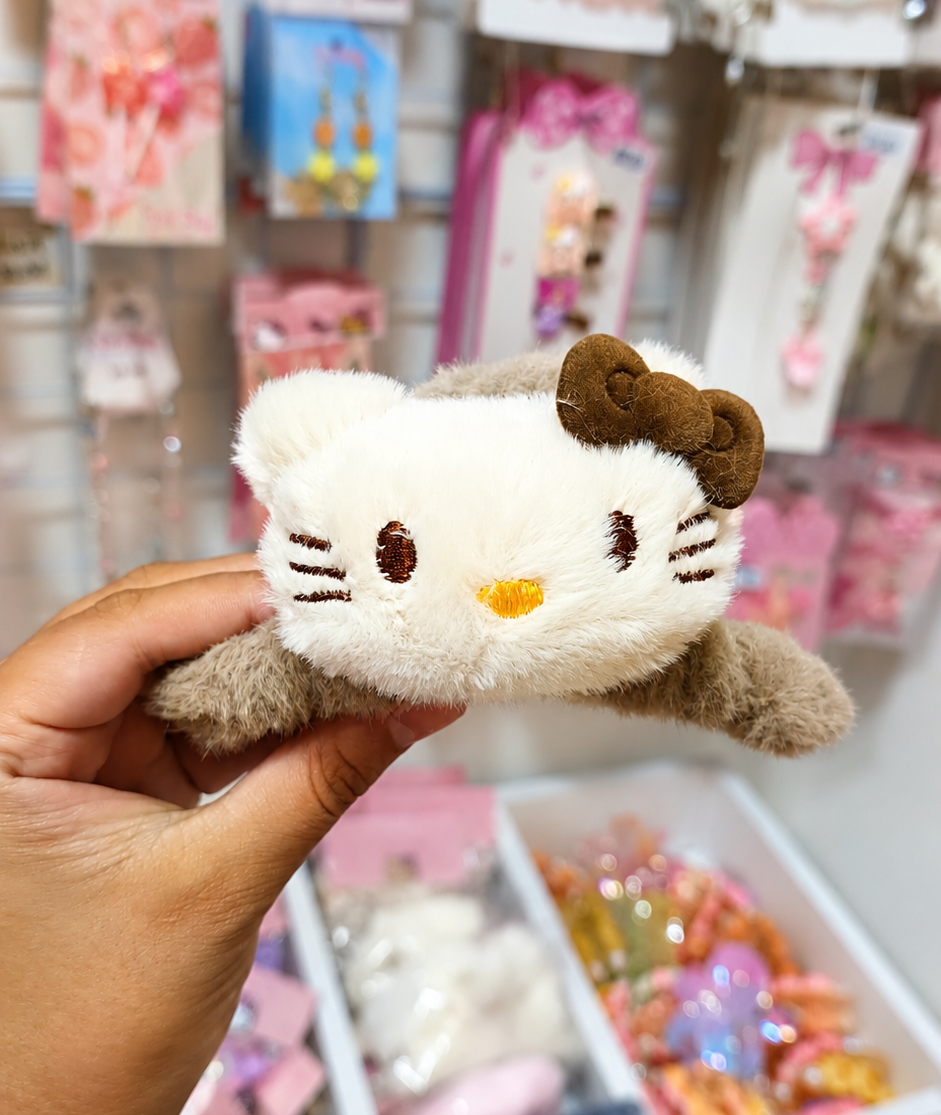 Prendedor Pelúcia Hello Kitty. (Marrom)